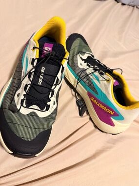 Salomon women’s sneakers/new